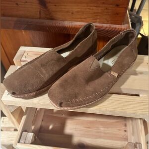 Tom’s size 8 leather flats